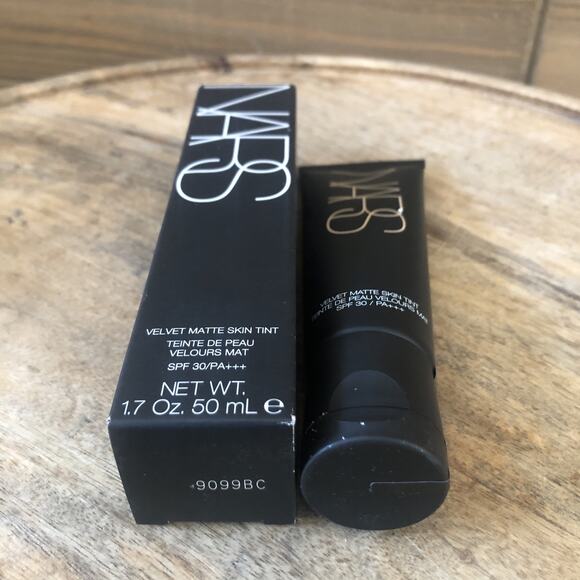 Nars Velvet Matte Skin Tint SPF 30 GROENLAND Light 3 - Size 1.7 Oz. / 50mL - Picture 5 of 6